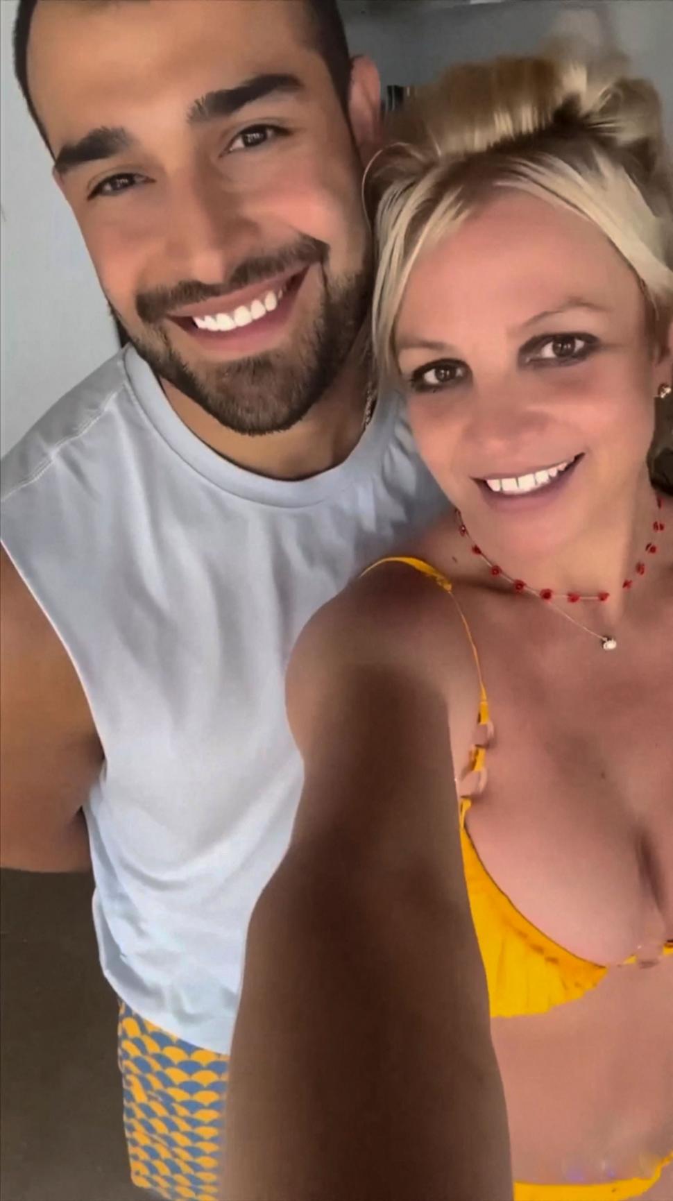 Britney Spears șochează din nou și anunță că s-a căsătorit cu ea însăși 930196