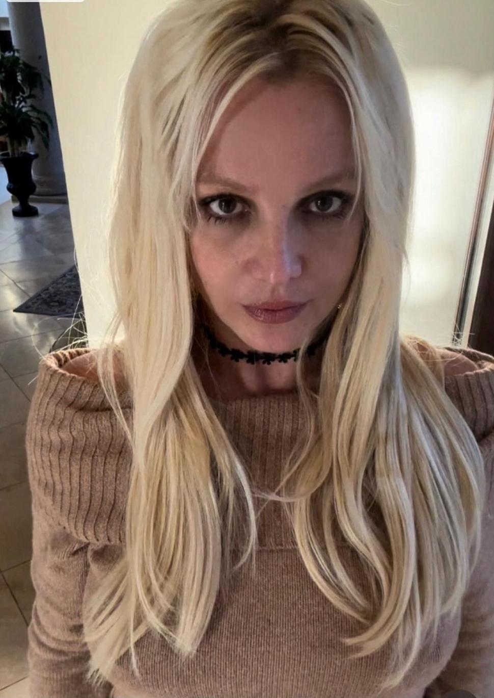 Britney Spears șochează din nou și anunță că s-a căsătorit cu ea însăși 930199