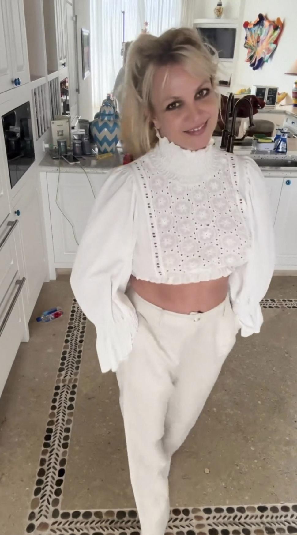 Britney Spears șochează din nou și anunță că s-a căsătorit cu ea însăși 930202