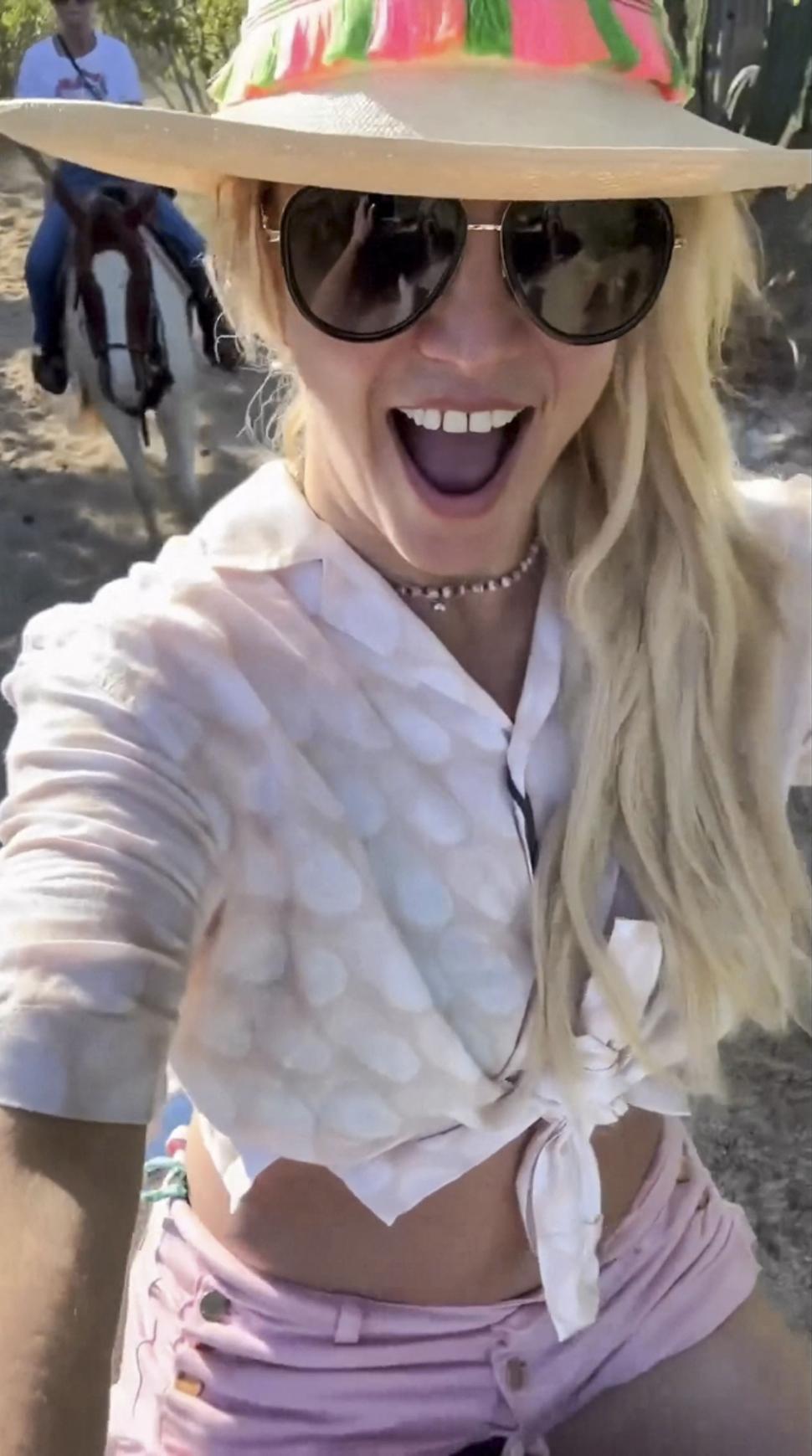 Britney Spears șochează din nou și anunță că s-a căsătorit cu ea însăși 930203