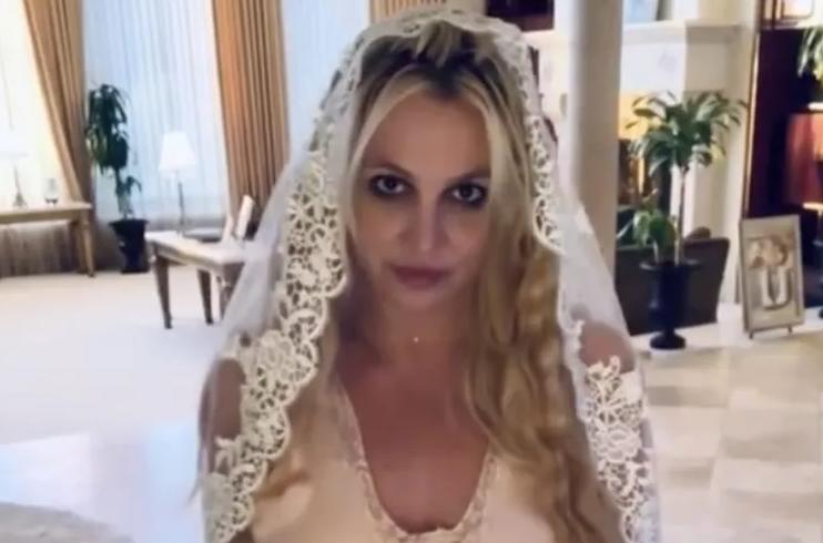 Britney Spears șochează din nou și anunță că s-a căsătorit cu ea însăși 930206