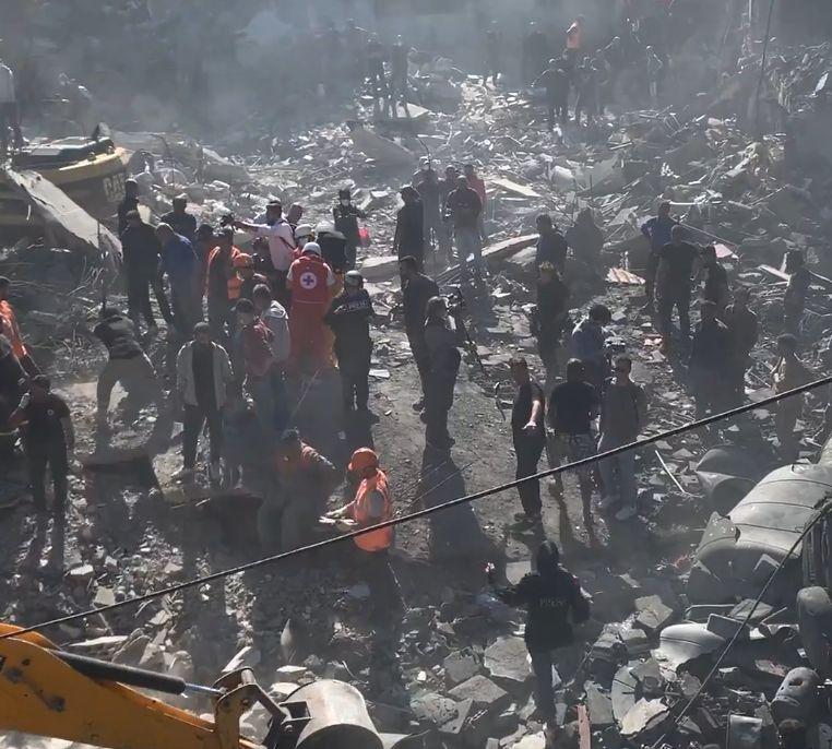 Cum arată zona spitalului Rafik Hariri din Beirut, după bombardamentul Israelului. Cel puțin 18 oameni au murit 930343