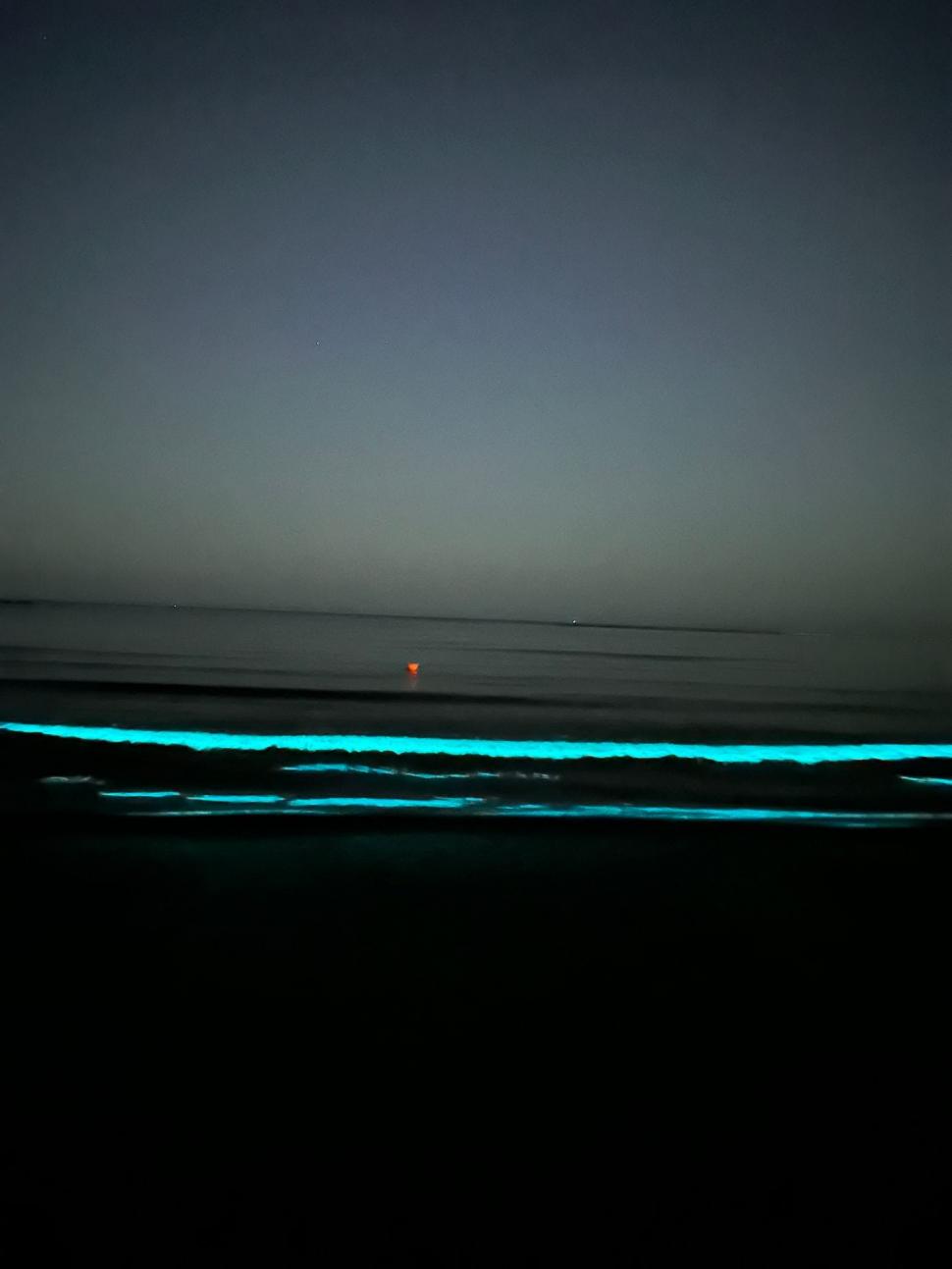 Imagini spectaculoase cu valurile fosforescente de la malul Mării Negre. Fenomenul de bioluminiscență a fost surprins la Constanța 930397