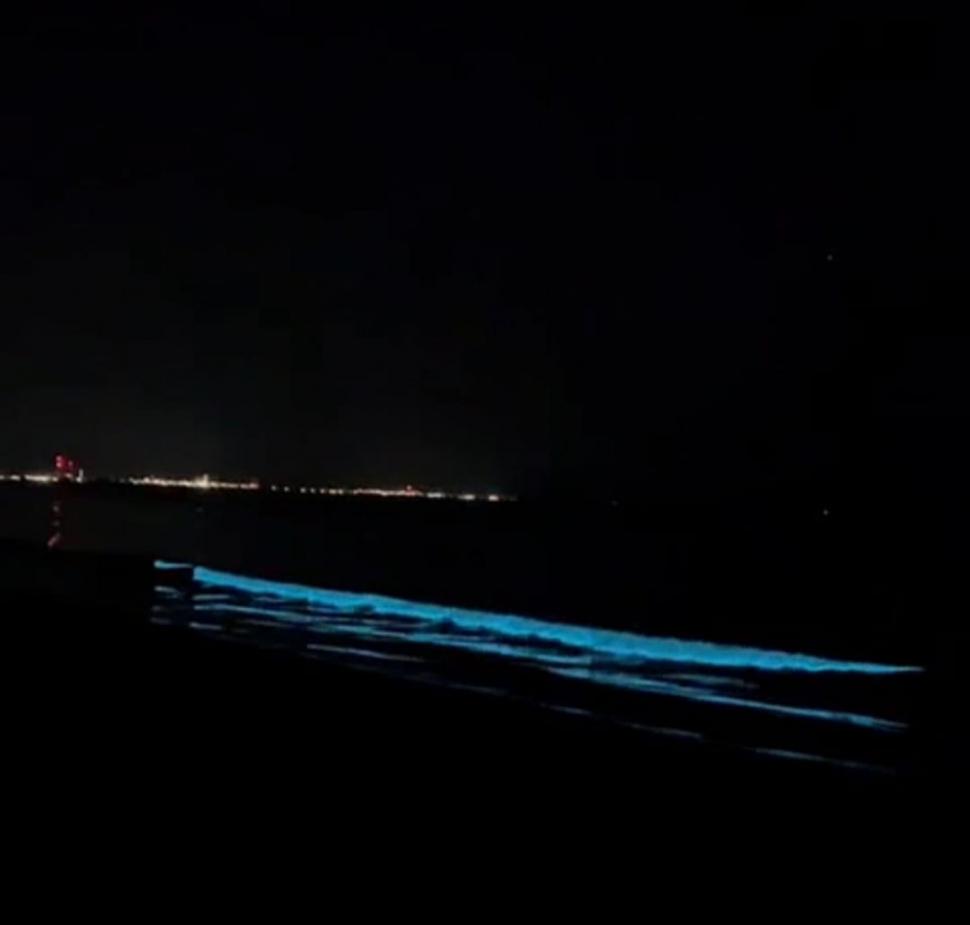 Imagini spectaculoase cu valurile fosforescente de la malul Mării Negre. Fenomenul de bioluminiscență a fost surprins la Constanța 930398