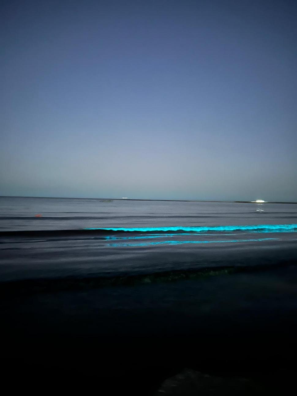 Imagini spectaculoase cu valurile fosforescente de la malul Mării Negre. Fenomenul de bioluminiscență a fost surprins la Constanța 930399