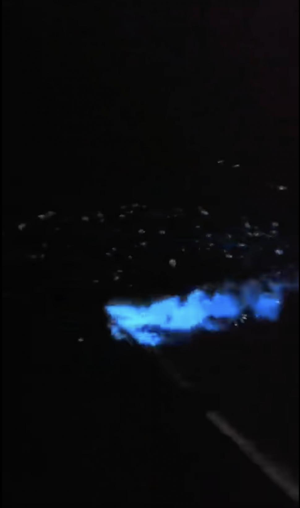 Imagini spectaculoase cu valurile fosforescente de la malul Mării Negre. Fenomenul de bioluminiscență a fost surprins la Constanța 930401