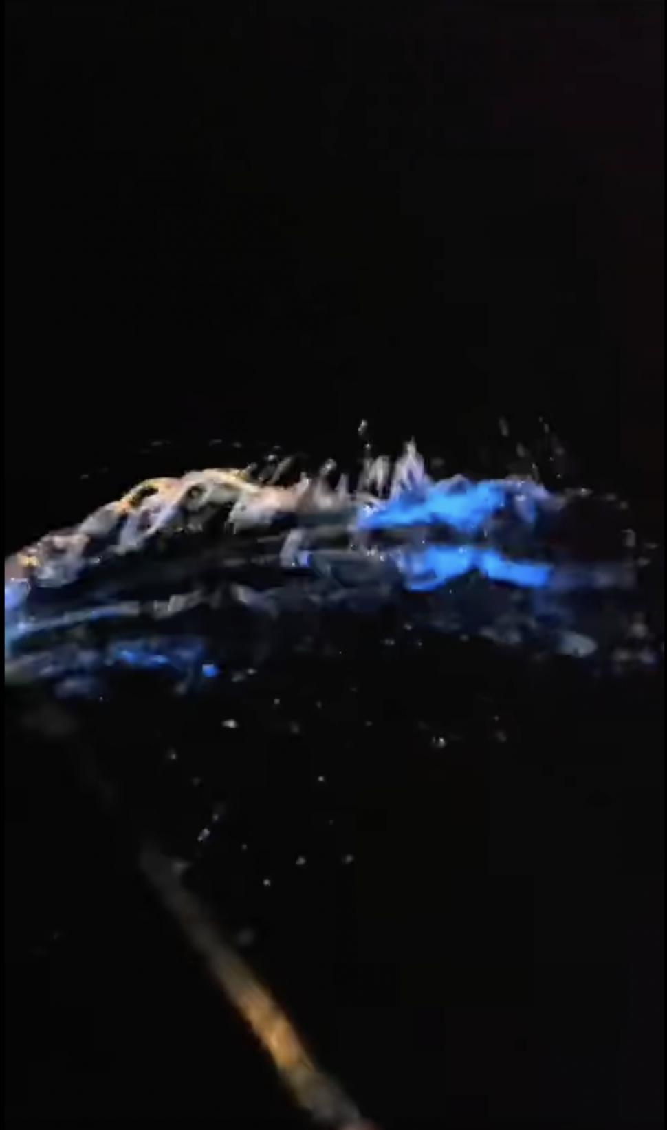 Imagini spectaculoase cu valurile fosforescente de la malul Mării Negre. Fenomenul de bioluminiscență a fost surprins la Constanța 930402