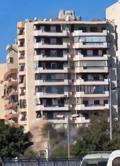 Momentul în care o bombă israeliană spulberă două clădiri în Beirut, în plină zi. Lovitura a fost analizată de CNN cadru cu cadru 930386