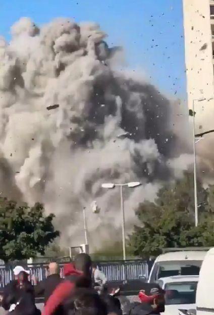 Momentul în care o bombă israeliană spulberă două clădiri în Beirut, în plină zi. Lovitura a fost analizată de CNN cadru cu cadru 930388