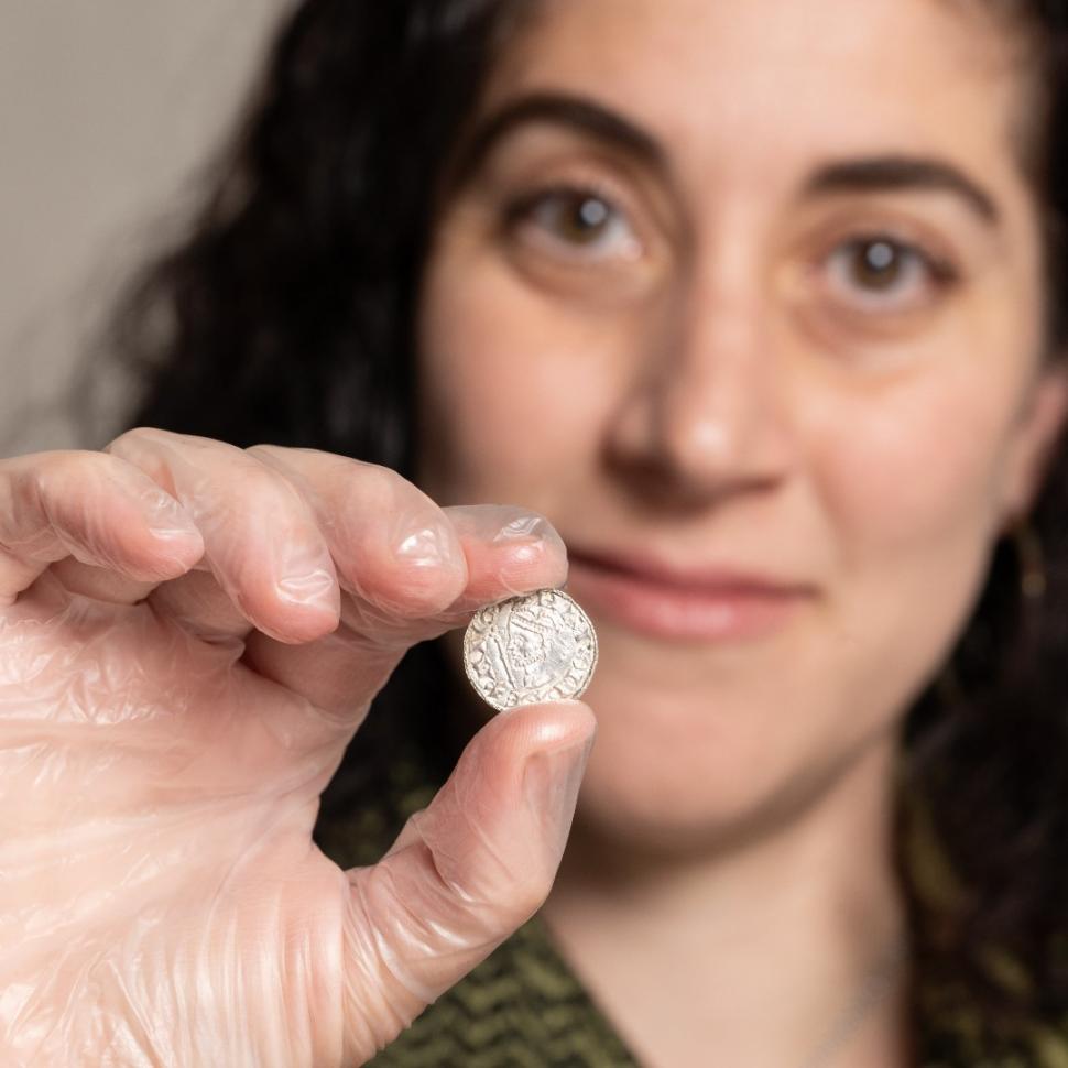 Cea mai valoroasă comoară găsită în UK: Peste 2.500 de monede de argint din epoca normandă. Cu cât s-a vândut tezaurul și cine ia banii 930421