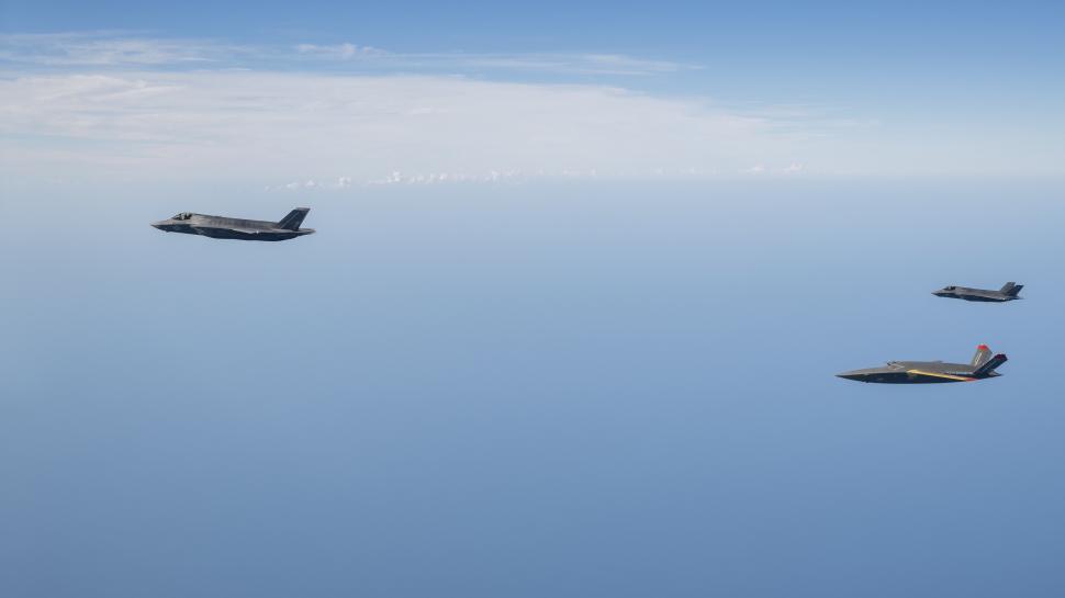 Cea mai performantă dronă a fost testată cu succes de Marina SUA. Avionul fără pilot Valkyrie a fost conectat la avioanele F-35 930845