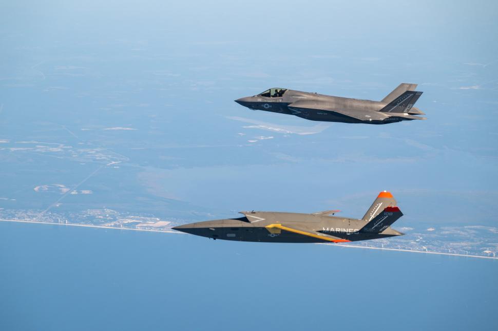 Cea mai performantă dronă a fost testată cu succes de Marina SUA. Avionul fără pilot Valkyrie a fost conectat la avioanele F-35 930846