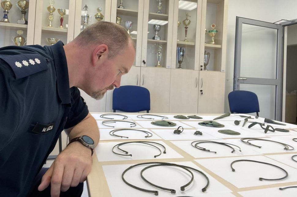 Comoară cu peste 100 de artefacte din Epoca Bronzului, descoperită în Polonia. Modul misterios al găsirii ei a declanșat o anchetă 930643