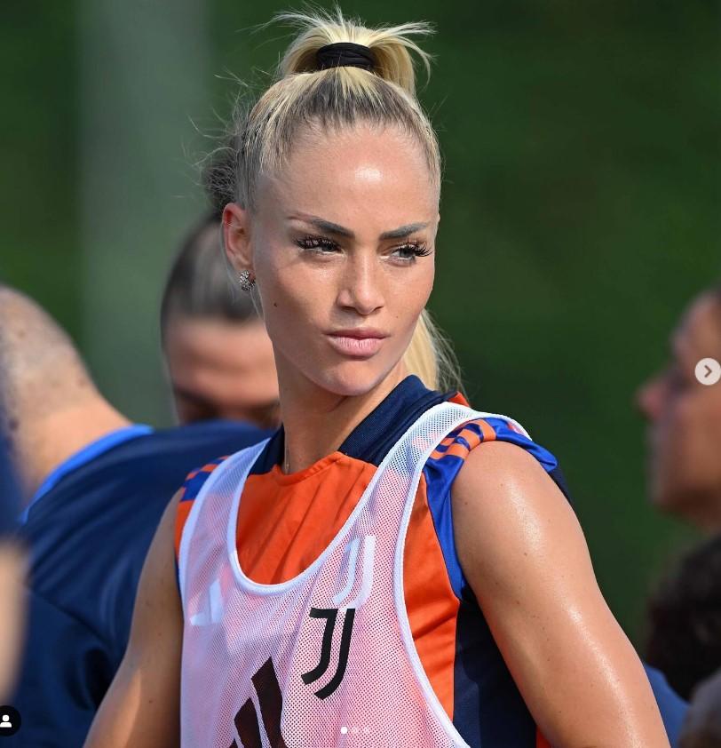 Vila unui celebru fotbalist a fost jefuită în timp ce acesta se afla pe teren. Hoţii au plecat cu bunuri în valoare de 500.000 de euro 929884