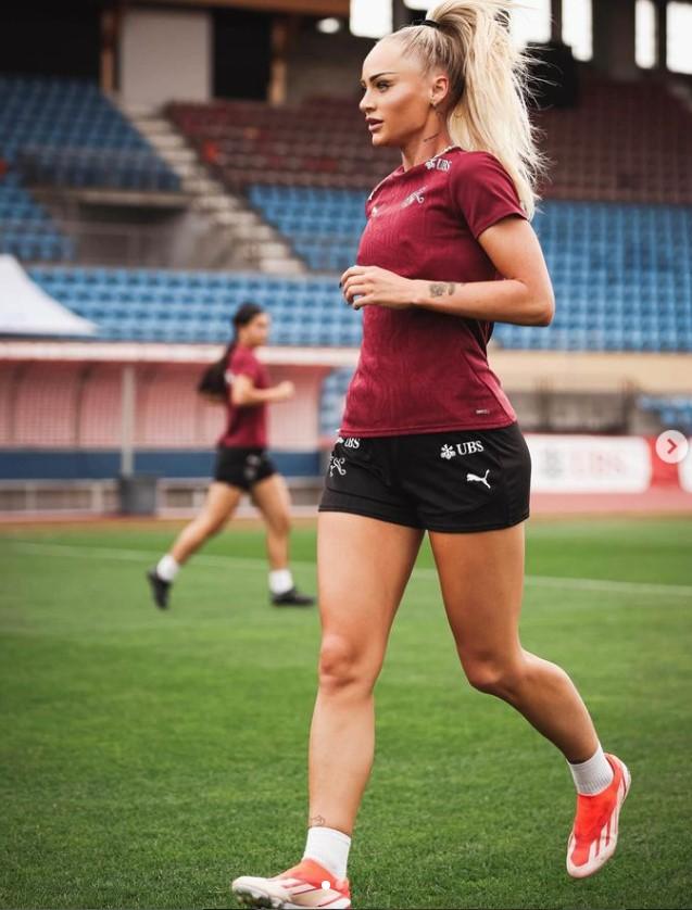 Vila unui celebru fotbalist a fost jefuită în timp ce acesta se afla pe teren. Hoţii au plecat cu bunuri în valoare de 500.000 de euro 929886