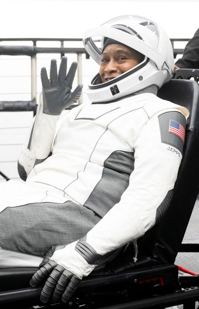 Astronauții care s-au întors pe Pământ cu capsula Dragon Crew au fost duși la spital imediat după aterizare 931097