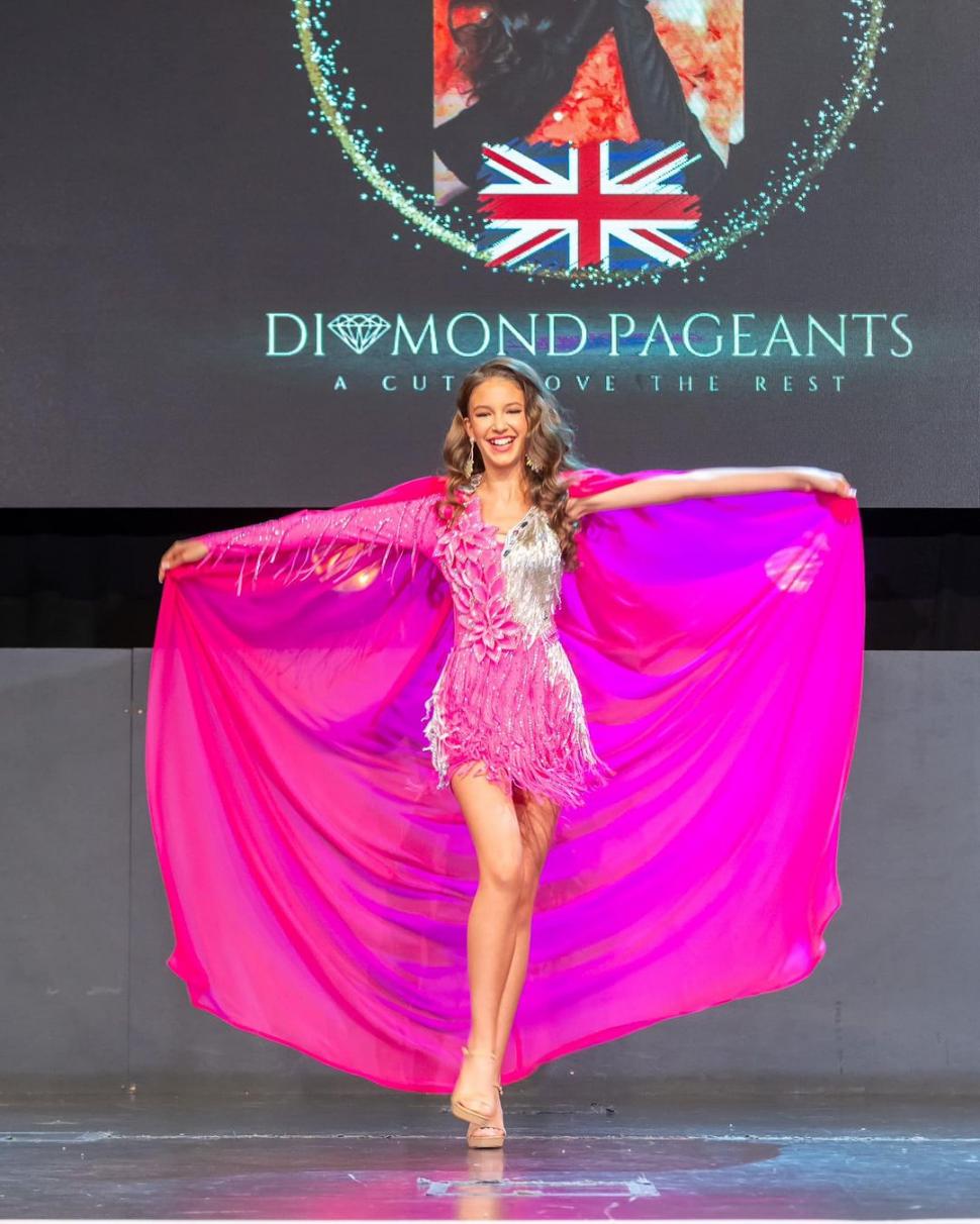 O româncă de 14 ani a fost desemnată cea mai frumoasă fată din Marea Britanie 930990