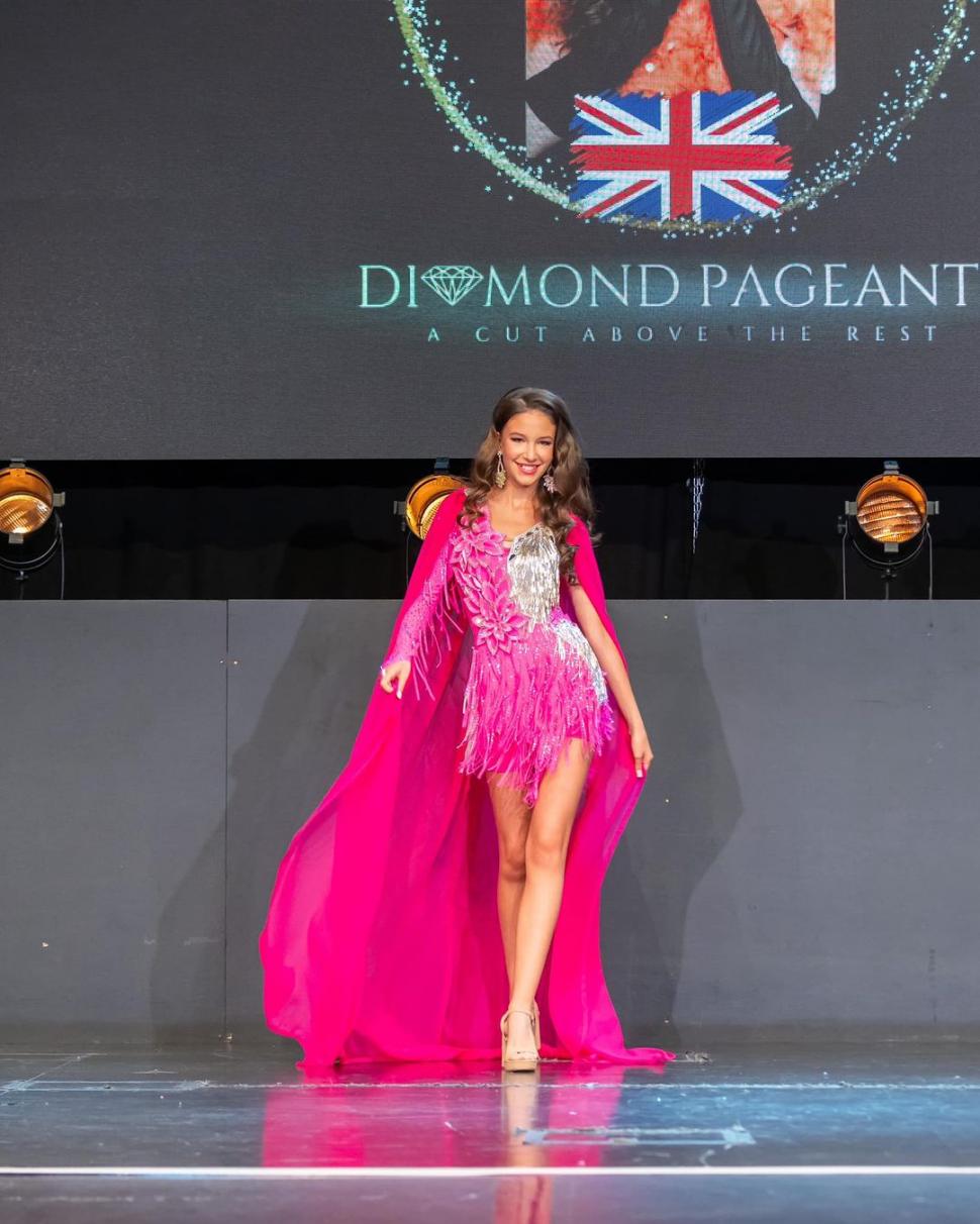 O româncă de 14 ani a fost desemnată cea mai frumoasă fată din Marea Britanie 930992