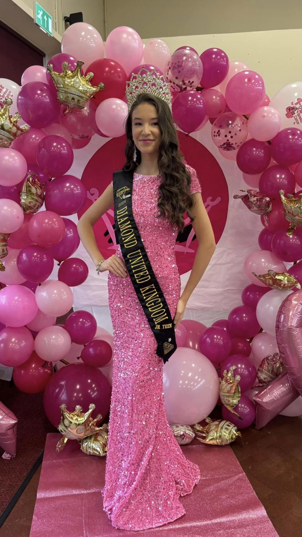 O româncă de 14 ani a fost desemnată cea mai frumoasă fată din Marea Britanie 930993