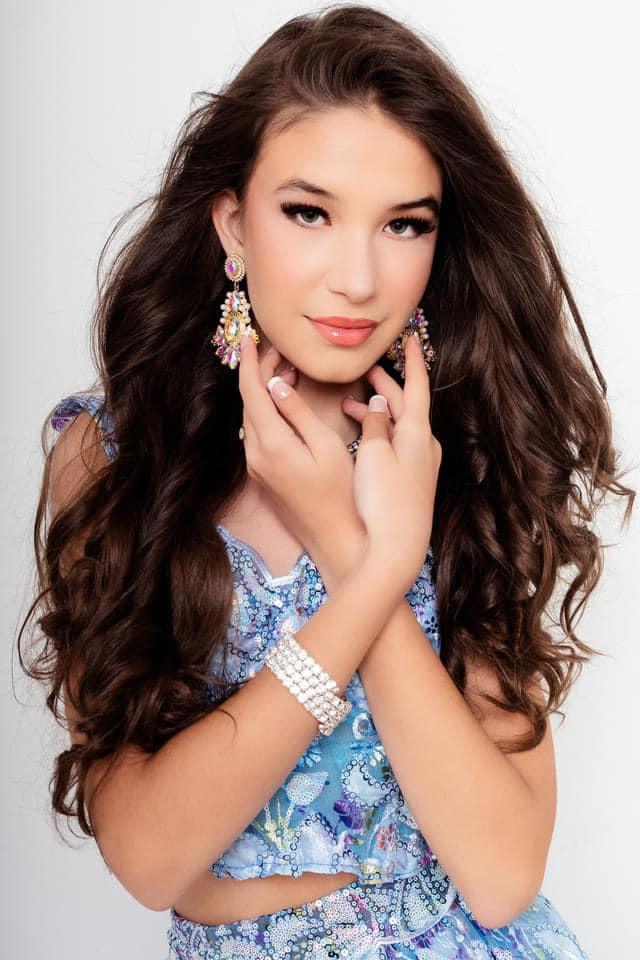 O româncă de 14 ani a fost desemnată cea mai frumoasă fată din Marea Britanie 930994