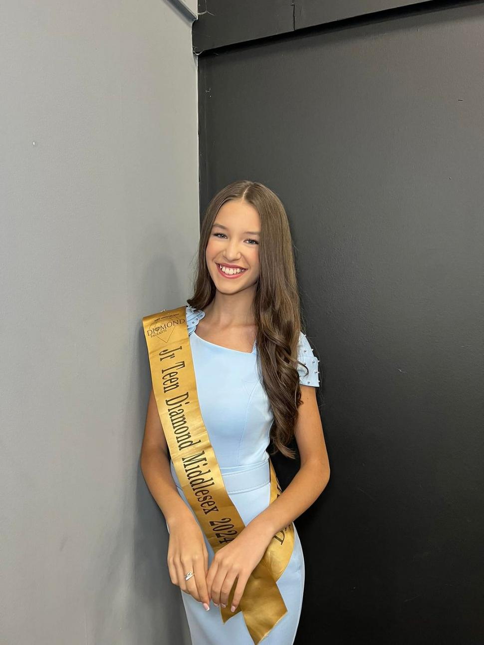 O româncă de 14 ani a fost desemnată cea mai frumoasă fată din Marea Britanie 930995