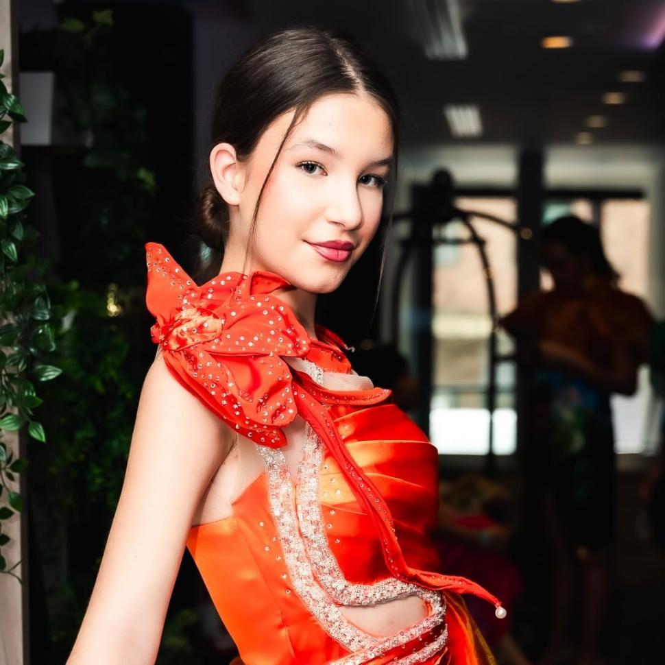 O româncă de 14 ani a fost desemnată cea mai frumoasă fată din Marea Britanie 931000