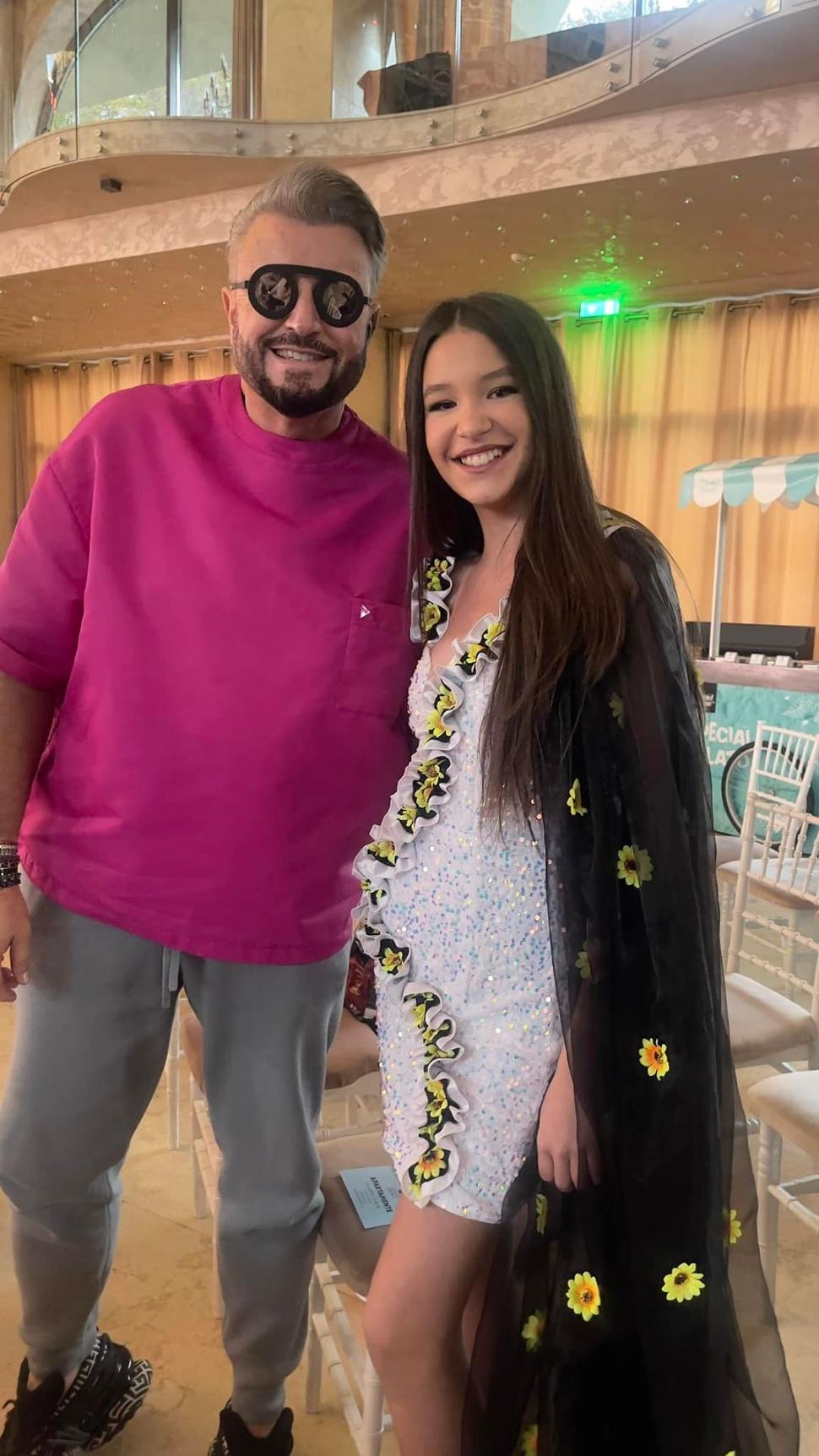 O româncă de 14 ani a fost desemnată cea mai frumoasă fată din Marea Britanie 931001