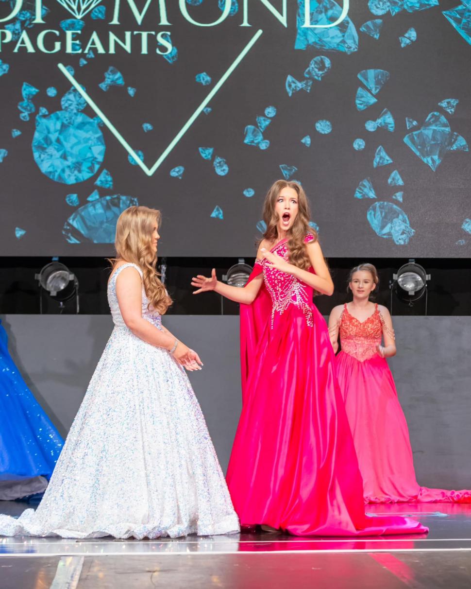 O româncă de 14 ani a fost desemnată cea mai frumoasă fată din Marea Britanie 931007