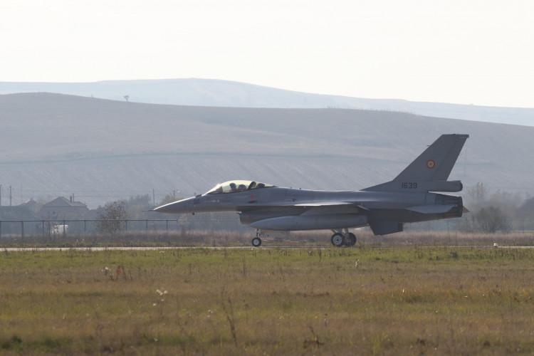 România a primit un nou lot de aeronave F-16 Fighting Falcon. Imagini cu avioanele care au aterizat la Câmpia Turzii  930899