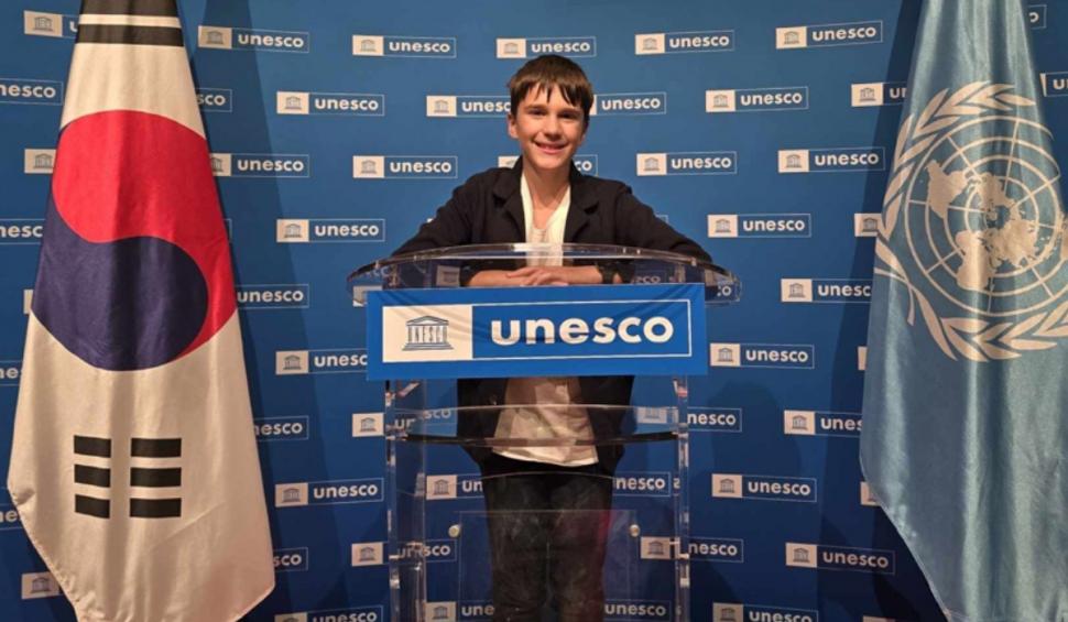 Un băiat de 11 ani din Oradea a fost singurul copil artist român invitat la UNESCO Paris să-şi prezinte 50 de picturi 931124