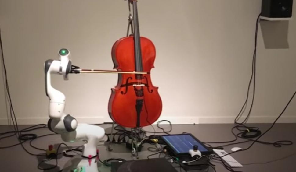 Un robot a cântat la violoncel, în premieră mondială, la un concert cu public în Suedia. Povestea creației sale 931110