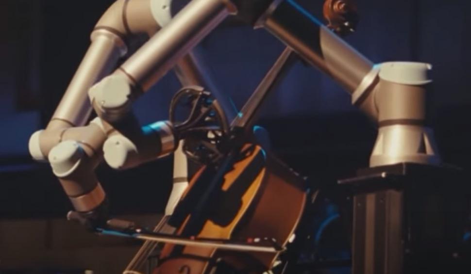 Un robot a cântat la violoncel, în premieră mondială, la un concert cu public în Suedia. Povestea creației sale 931115