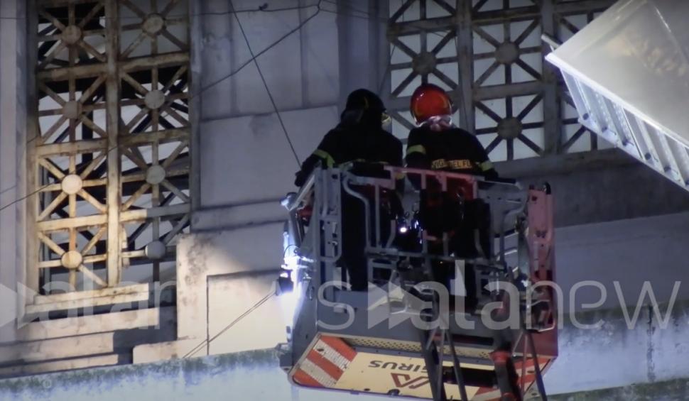 Un român s-a urcat pe fațada Gării Centrale din Milano. A stat acolo 2 ore și a făcut scandal pentru că... i s-a furat telefonul 931133