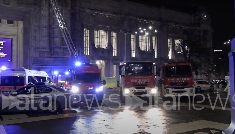 Un român s-a urcat pe fațada Gării Centrale din Milano. A stat acolo 2 ore și a făcut scandal pentru că... i s-a furat telefonul 931134