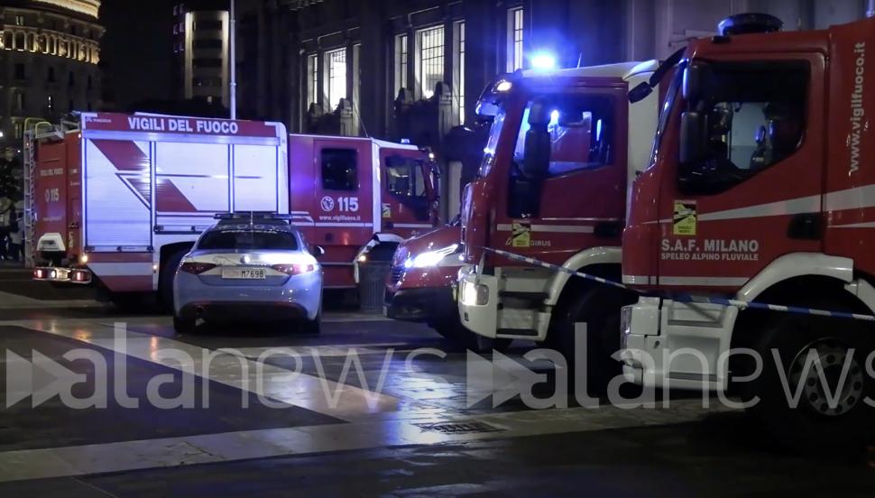 Un român s-a urcat pe fațada Gării Centrale din Milano. A stat acolo 2 ore și a făcut scandal pentru că... i s-a furat telefonul 931135