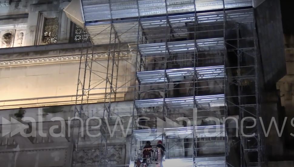 Un român s-a urcat pe fațada Gării Centrale din Milano. A stat acolo 2 ore și a făcut scandal pentru că... i s-a furat telefonul 931136