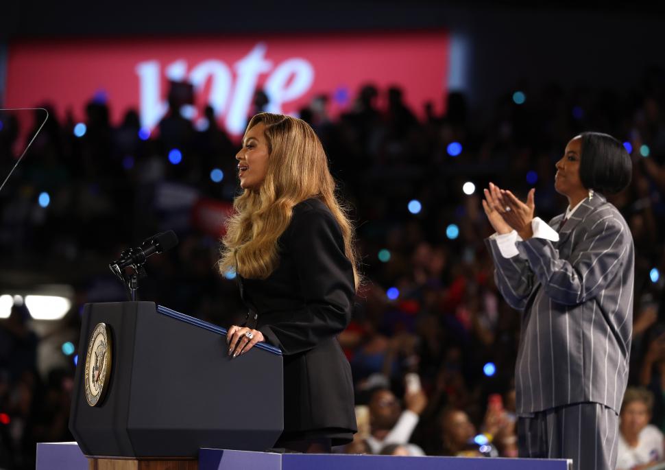 Beyoncé, alături de Kamala Harris la un miting electoral în Houston: „Sunt aici ca mamă”. Trump a reacționat imediat 931156