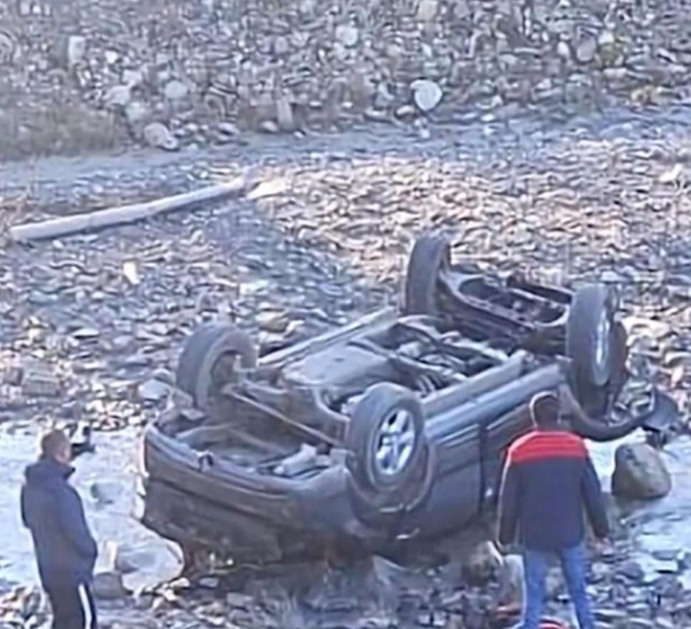 O fetiță de 9 ani s-a salvat miraculos dintr-o mașină căzută în râu, în Vrancea. Șoferul a murit 931183