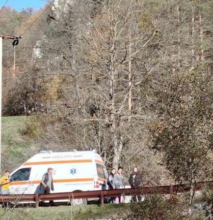 O fetiță de 9 ani s-a salvat miraculos dintr-o mașină căzută în râu, în Vrancea. Șoferul a murit 931184