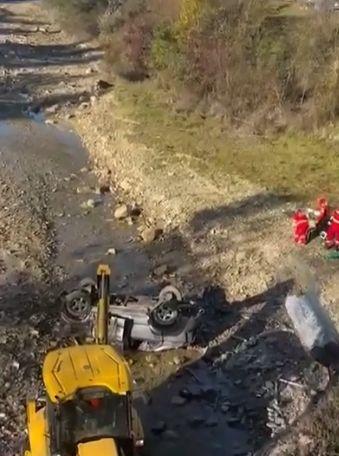 O fetiță de 9 ani s-a salvat miraculos dintr-o mașină căzută în râu, în Vrancea. Șoferul a murit 931185