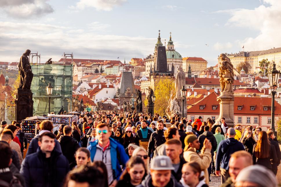 Cum te poți distra în Praga, după ce capitala Cehiei a șocat cu decizia de interzicere a tururilor în pub-uri 930759