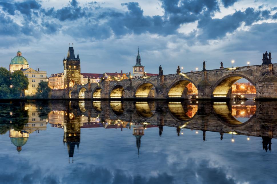 Cum te poți distra în Praga, după ce capitala Cehiei a șocat cu decizia de interzicere a tururilor în pub-uri 930768