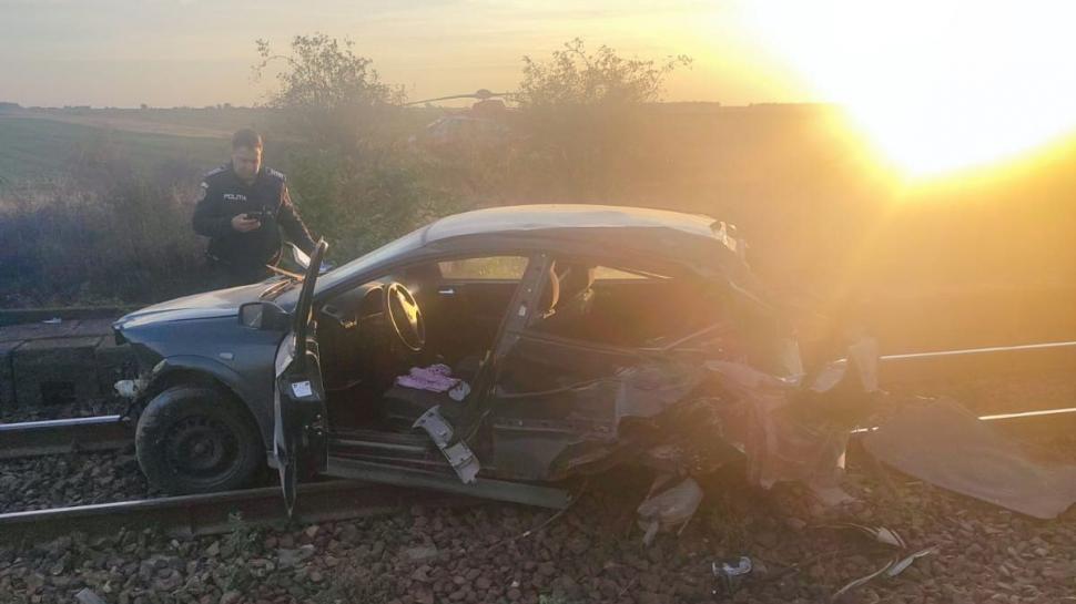 Un autoturism în care se aflau doi tineri și o fetiță de doi ani a fost spulberat de un tren Regio, în Dolj. O femeie a murit 931253