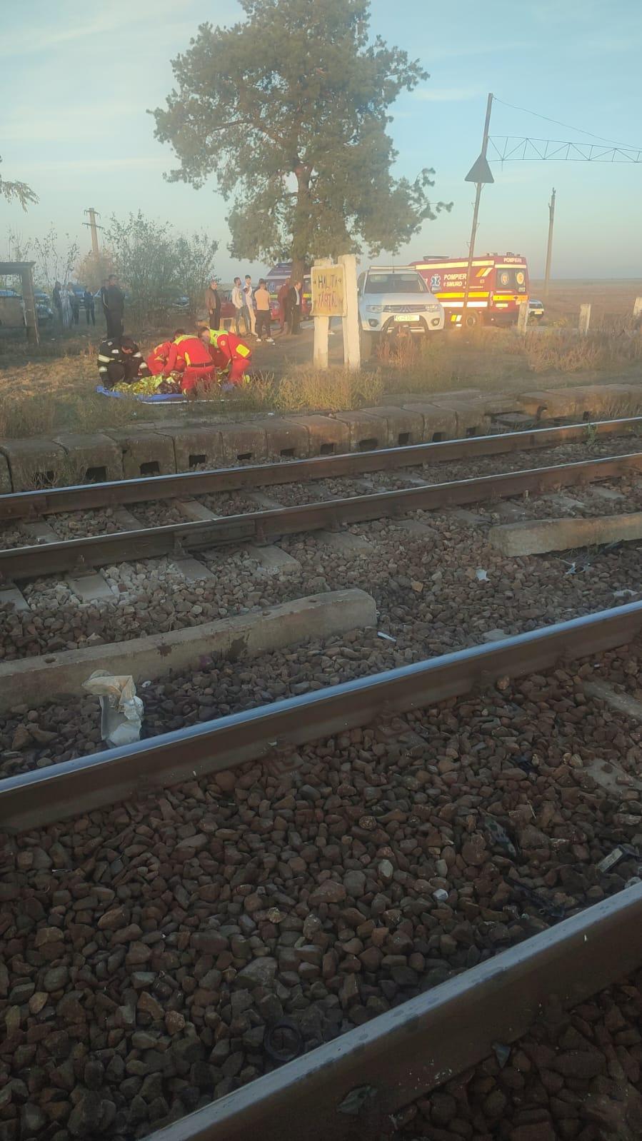 Un autoturism în care se aflau doi tineri și o fetiță de doi ani a fost spulberat de un tren Regio, în Dolj. O femeie a murit 931254