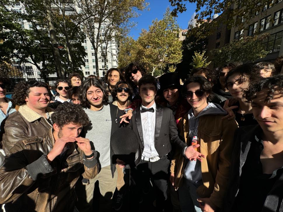 Actorul Timothée Chalamet a făcut o apariție-surpriză la un concurs pentru găsirea propriilor sosii. Cum arată câștigătorul 931442