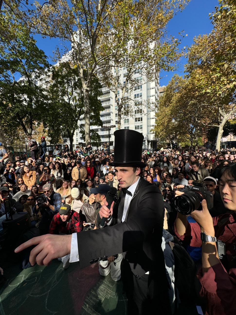 Actorul Timothée Chalamet a făcut o apariție-surpriză la un concurs pentru găsirea propriilor sosii. Cum arată câștigătorul 931443