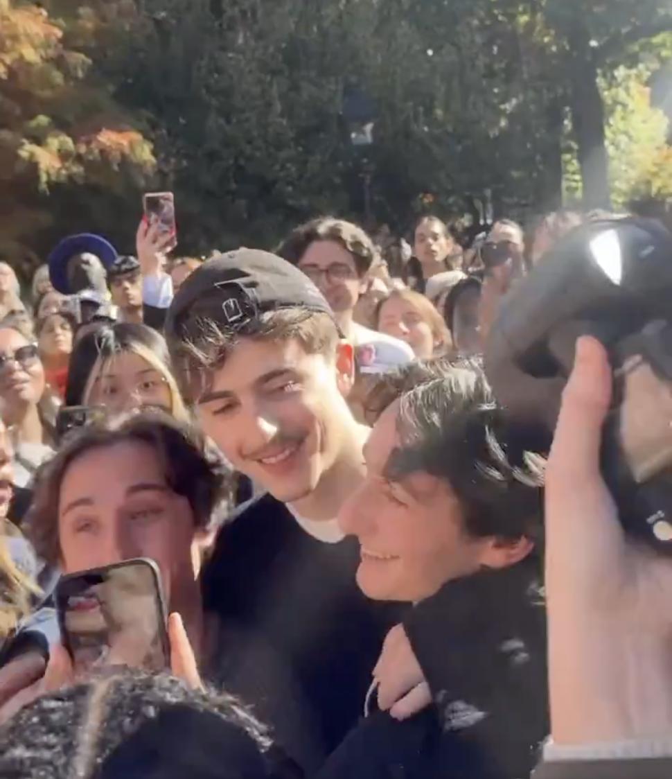 Actorul Timothée Chalamet a făcut o apariție-surpriză la un concurs pentru găsirea propriilor sosii. Cum arată câștigătorul 931444