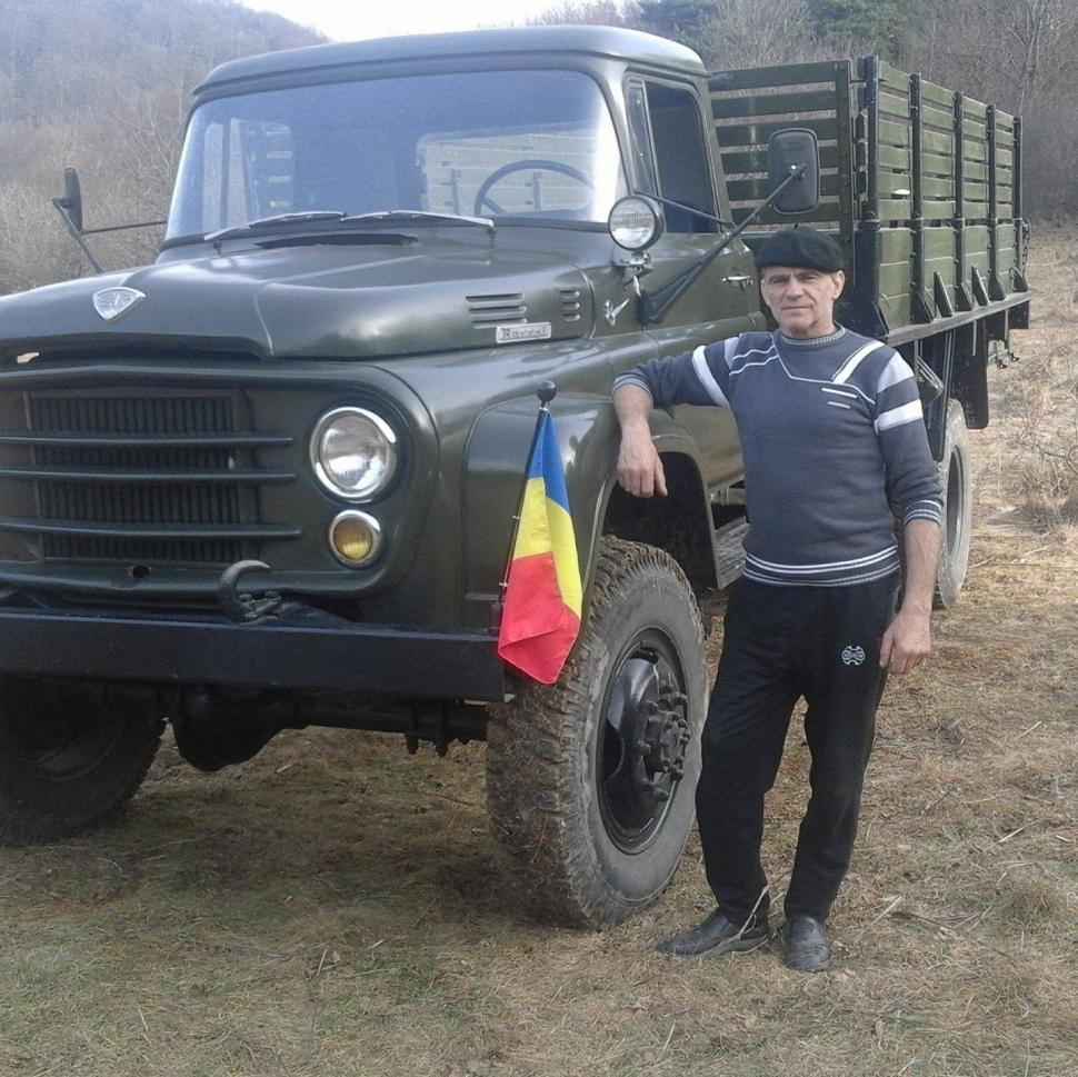 El este Petru Filca, singurul restaurator de camioane vechi fabricate în România: „Dacă aș avea 20 de ani, aș lua-o de la capăt” 931540