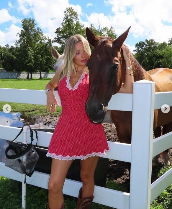 O vedetă OnlyFans a anunțat că se retrage după 3 ani și 67 de milioane de dolari câștigați. Apoi s-a răzgândit 931365