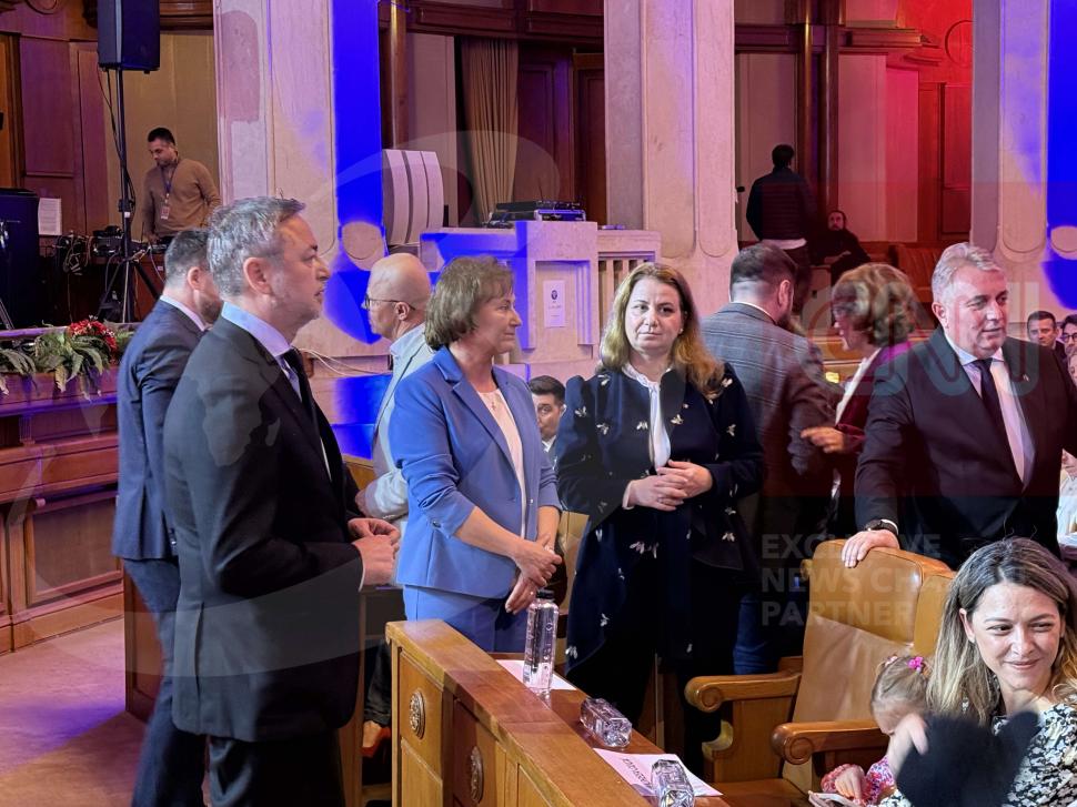 Primele imagini cu soția lui Nicolae Ciucă. A venit să îl susțină la dezbaterea Antena 3 CNN, împreună cu nora și nepoțica 931567